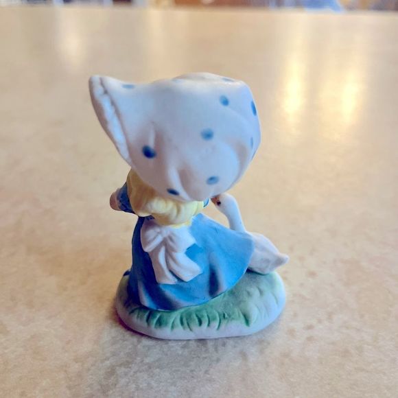HOMCO FIGURINE Girl Feeding Duck Goose Blue Dress 3" Porcelain Vintage - Picture 5 of 10